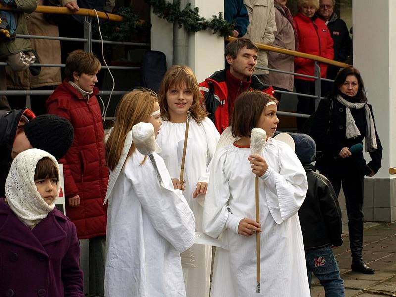 Série adventních koncertů tradičních vánočních písní a balad u kamenného Betlému v parku hotelu Krakonoš začala. Jako první vystoupil Dětský folklórní soubor Marjánek.