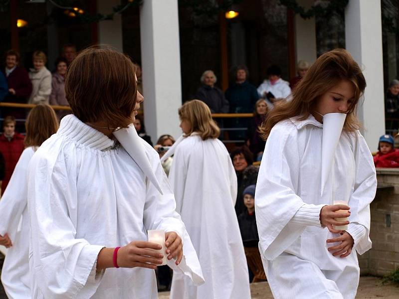 Série adventních koncertů tradičních vánočních písní a balad u kamenného Betlému v parku hotelu Krakonoš začala. Jako první vystoupil Dětský folklórní soubor Marjánek.