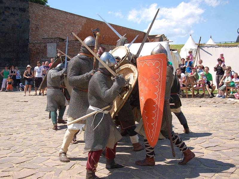 Chebský hrad poprvé oživily středověké slavnosti. 