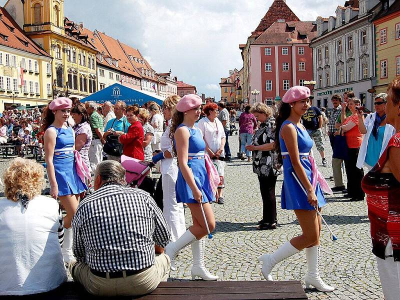 Oslavy 950. let od první písemné zmínce o Chebu zahrnovaly několik akcí. Jednou z nich bylo i vystoupení mažoretek na chebském náměstí. 