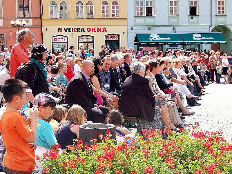 Oslavy 950. let od první písemné zmínce o Chebu zahrnovaly několik akcí. Jednou z nich bylo i vystoupení mažoretek na chebském náměstí. 