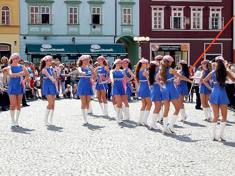 Oslavy 950. let od první písemné zmínce o Chebu zahrnovaly několik akcí. Jednou z nich bylo i vystoupení mažoretek na chebském náměstí. 