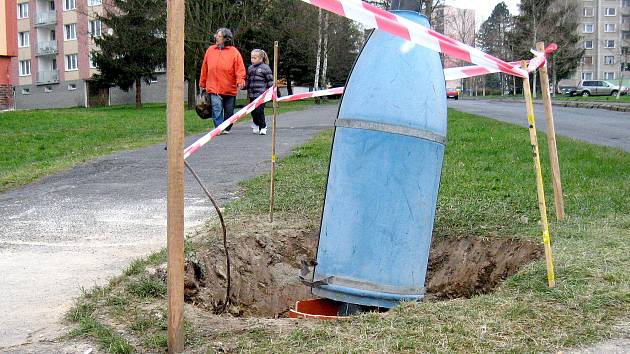 STARÉ A ZREZIVĚLÉ lampy veřejného osvětlení na chebském sídlišti Skalka nechalo vyměnit za nové město Cheb. Náklady se vyšplhaly na dvě stě tisíc korun. 