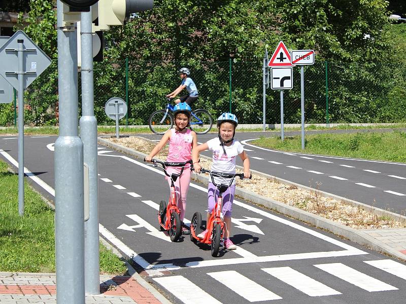 Děti z Chebska si užily další jedinečný příměstský tábor v Domě dětí a mládeže Sova v Chebu. Během týdne si vylezly na horolezeckou stěnu, svezly se na kánoích, povozily se na koních anebo si vyšláply do terénu, kde hledaly různé indicie.