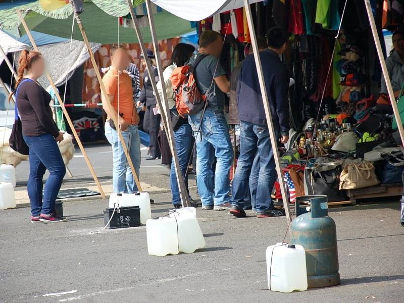 Policie šla v Aši po drogách a padělcích. 