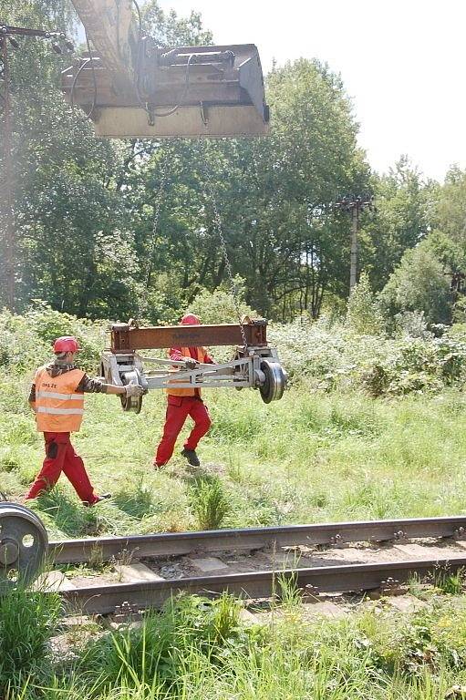 PRÁCE NA POSLEDNÍ ČÁSTI třetího tranzitního koridoru na trati Cheb Cheb státní hranice jsou v plném proudu. Stavebníci právě nyní připravují okolí kolem trati pro novou etapu. 