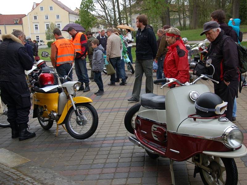 Nablýskané plechové miláčky předvedli majitelé historických automobilů a motocyklů ve Františkových Lázních.