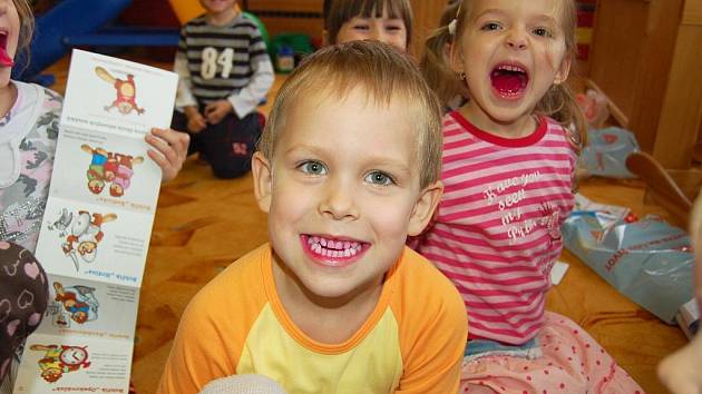 Studenti karlovarské zdravotnické školy ukázali dětem správnou techniku čištění zubů.