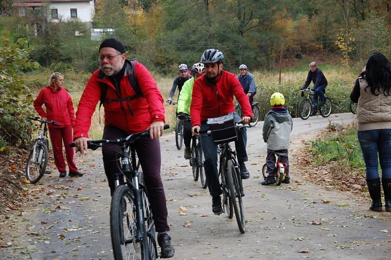 CYKLISTÉ, kteří přišli slavnostně otevřít novou cyklostezku z Doubravy u Aše do Saska, měli možnost ji ihned vyzkoušet. 