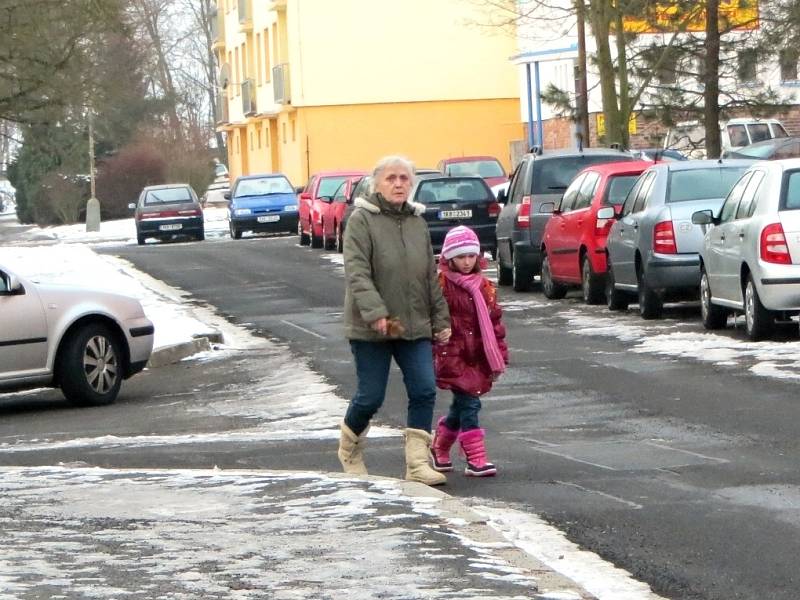 V CHEBSKÉ ULICI Do Zátiší by podle radnice neměli řidiči vůbec parkovat. Není tu totiž dodržena vzdálenost šesti metrů na projetí. 