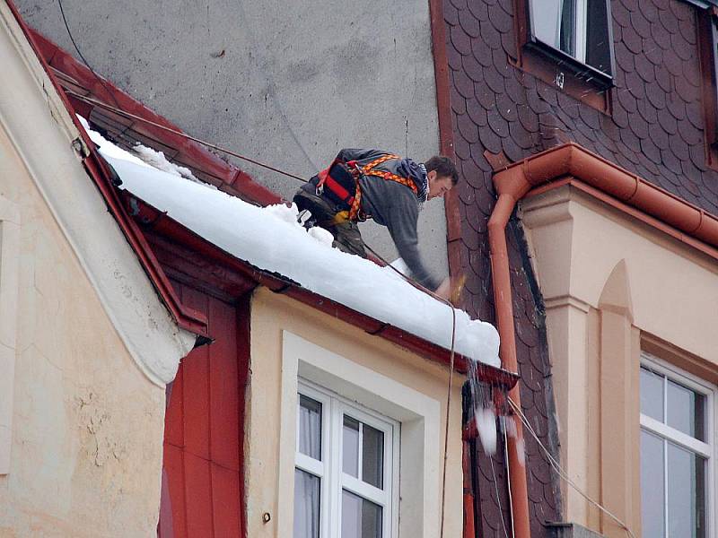 LED NA MUŽE SPADL v ašské Nádražní ulici. Záchranáři jej odvezli na chirurgii do chebské nemocnice. 