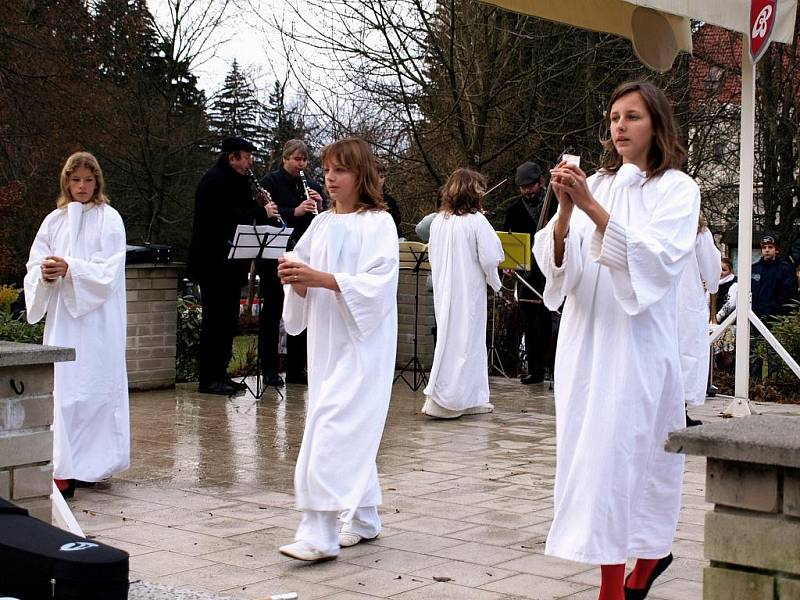 Série adventních koncertů tradičních vánočních písní a balad u kamenného Betlému v parku hotelu Krakonoš začala. Jako první vystoupil Dětský folklórní soubor Marjánek.