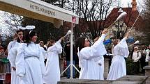 Série adventních koncertů tradičních vánočních písní a balad u kamenného Betlému v parku hotelu Krakonoš začala. Jako první vystoupil Dětský folklórní soubor Marjánek.