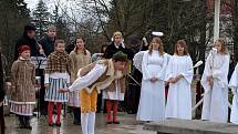 Série adventních koncertů tradičních vánočních písní a balad u kamenného Betlému v parku hotelu Krakonoš začala. Jako první vystoupil Dětský folklórní soubor Marjánek.