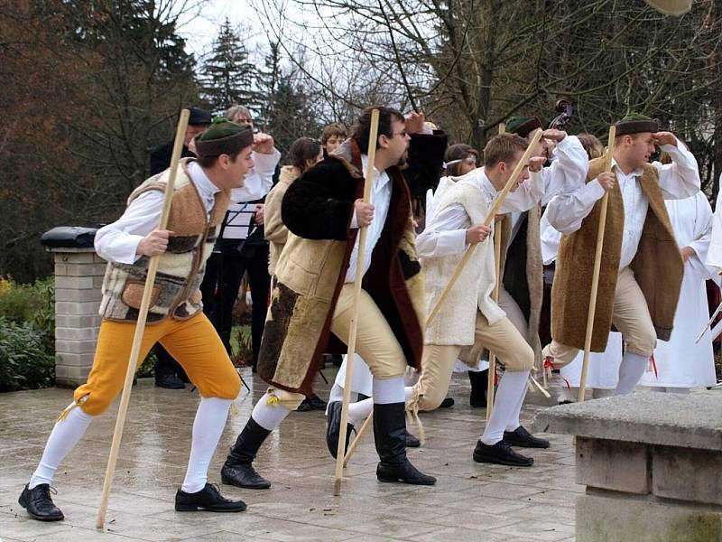 Série adventních koncertů tradičních vánočních písní a balad u kamenného Betlému v parku hotelu Krakonoš začala. Jako první vystoupil Dětský folklórní soubor Marjánek.