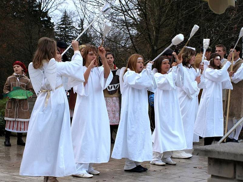 Série adventních koncertů tradičních vánočních písní a balad u kamenného Betlému v parku hotelu Krakonoš začala. Jako první vystoupil Dětský folklórní soubor Marjánek.