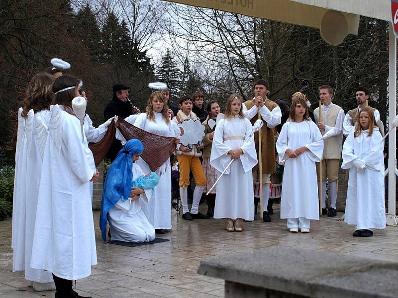 Série adventních koncertů tradičních vánočních písní a balad u kamenného Betlému v parku hotelu Krakonoš začala. Jako první vystoupil Dětský folklórní soubor Marjánek.