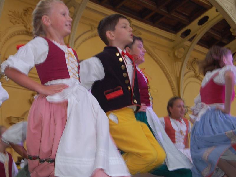 MARIÁNKY PATŘILY FOLKLORU. Mezinárodní folklorní festival Mariánský podzim se tradičně uskutečnil v Mariánských Lázních. Kromě vystoupení na kolonádě nebo v anglikánském kostele měli místní i hosté možnost spatřit krásu lidových krojů při průvodu městem. 