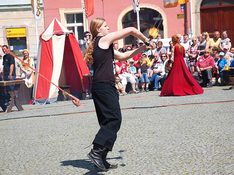 Stovky lidí se přišly podívat na zahájení turistické sezóny v Chebu 2012. Na oslavách vystoupila i chebská skupina scénického šermu Rectus.