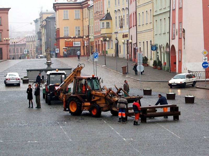 Pracovníci technických služeb začali opět na náměstí Krále Jiřího z Poděbrad rozmisťovat lavičky