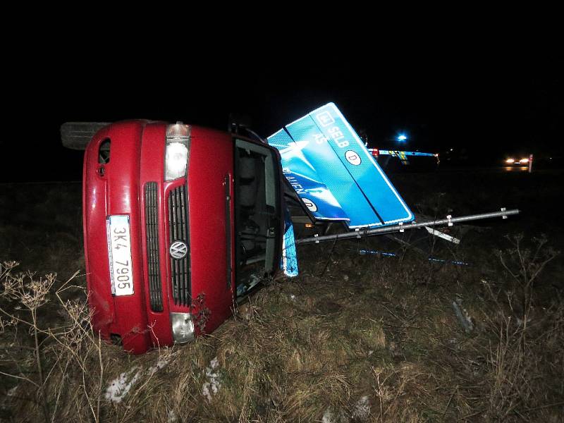 TAKTO DOPADL automobil značky Volkswagen, kterému do cesty vjel řidič z vedlejší silnice na křižovatce silnice I/21 u Františkových Lázní. Viník střetu z místa ujel. 