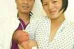 GIA HUY NGO se narodil v pondělí 24. září ve 23.58 hodin. Při narození vážil 3 230 gramů a měřil 50 centimetrů. Doma v Chebu se raduje z malého synka maminka Tam spolu s tatínkem Sinh.