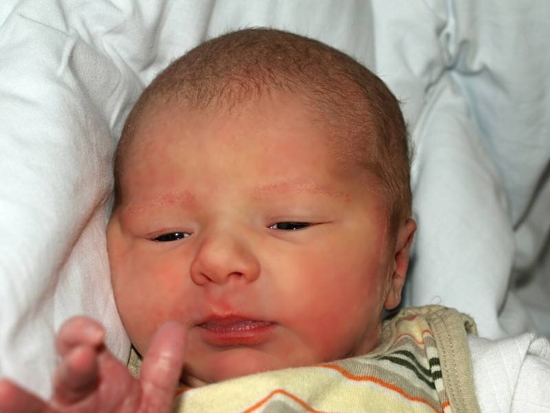 AGÁTA KUČEROVÁ se narodila v neděli 10. května v 15.30 hodin. Při narození vážila 2920 gramů a měřila 49 centimetrů. Tatínek Jiří a sedmiletý Davídek se těší v Mariánských Lázních na příjezd maminky Hany a malé Agátky, která je první vnučkou.