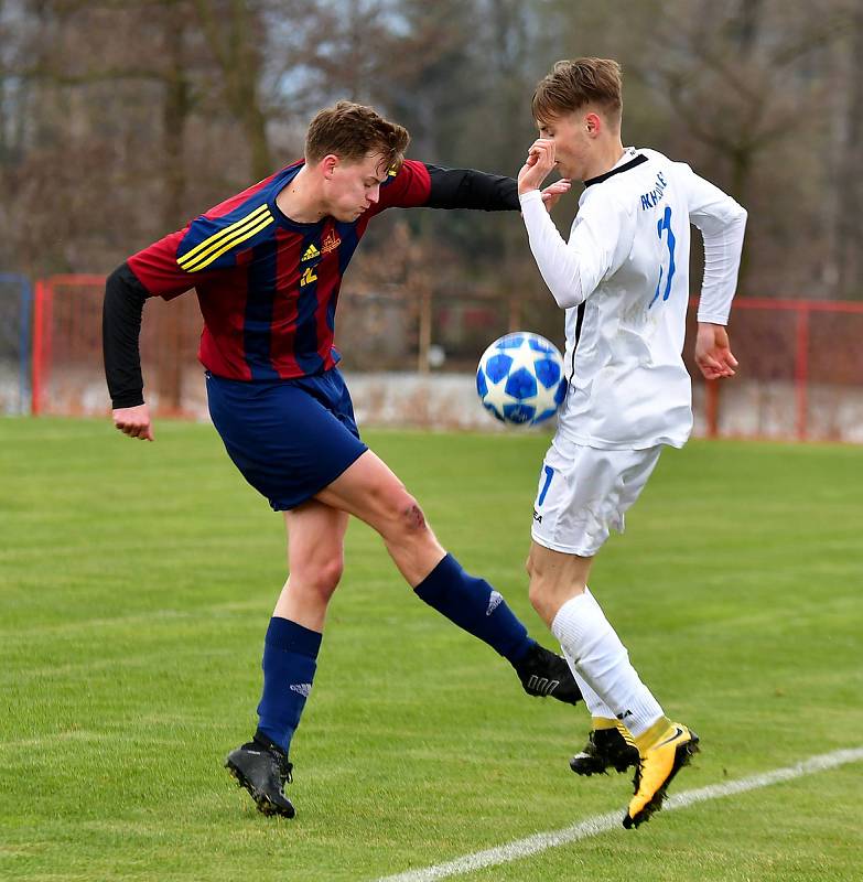 Chebská Hvězda (v bílém) dosáhla v Nové Roli na výhru 2:0.