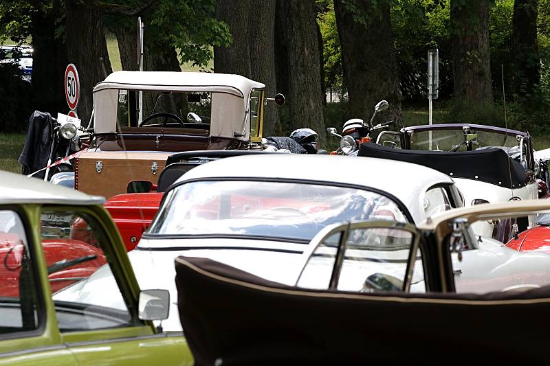 Sokolovská soutěž ElegancRallye vystavila železné miláčky u zámku Kynžvart