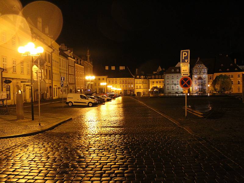 Po 21. hodině bylo centrum Chebu naprosto vylidněné.