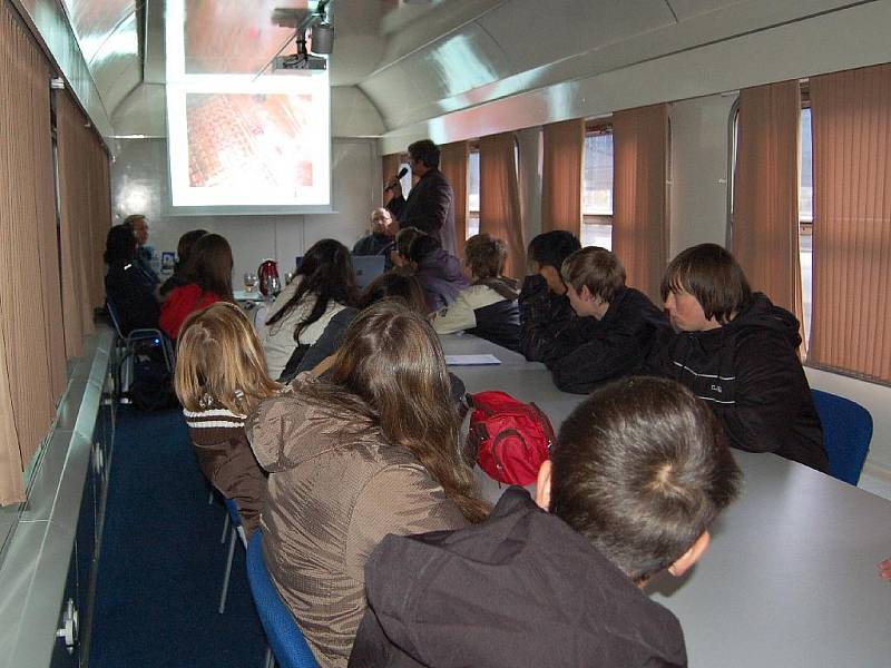 KREV STŘÍKALA OKOLO, naštěstí nebyla skutečná. Školáci a studenti z Chebska navštívili preventivní vlak Českých drah a měli možnost si vyzkoušet i první pomoc, když předtím absolvovali promítání a přednášku o rizicích na kolejích. 