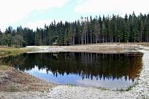 Lesy České republiky přispěly významnou měrou ke zlepšení přírody v lokalitě Slavkovského lesa v Karlovarském kraji. Dokončily důležitou, dva roky trvající komplexní renovaci známé vodní nádrže Černý rybník v přírodní rezervaci Kladská.  