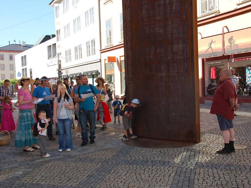 DĚTI Z MATEŘSKÉ ŠKOLY na Malém náměstí na Zlatém vrchu se snažily pátrat po chebské historii na náměstí Krále Jiřího z Poděbrad a na Chebském hradě. 