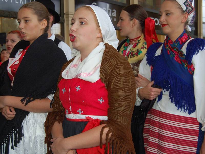 MARIÁNKY PATŘILY FOLKLORU. Mezinárodní folklorní festival Mariánský podzim se tradičně uskutečnil v Mariánských Lázních. Kromě vystoupení na kolonádě nebo v anglikánském kostele měli místní i hosté možnost spatřit krásu lidových krojů při průvodu městem. 