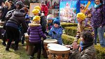 Velký dětský festival Vítání jara přilákal rodiny s dětmi do chebské Klášterní zahrady. 