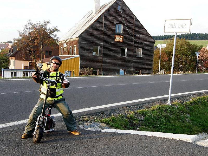 CESTOVATEL Miroslav Mondek se dostal do sporu s policisty, zda má jeho motorová koloběžka v pořádku osvětlení.  