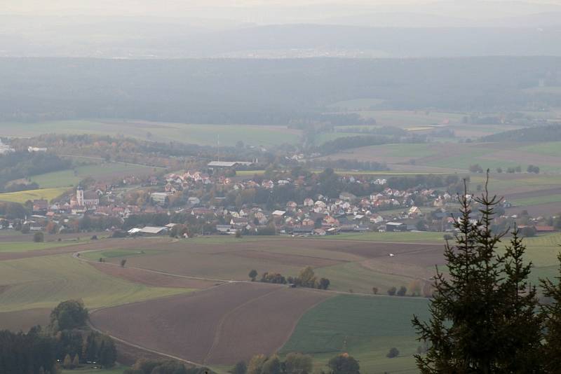 Dyleň s věží, bývalou chatou a rotou, a výhledy do okolí.