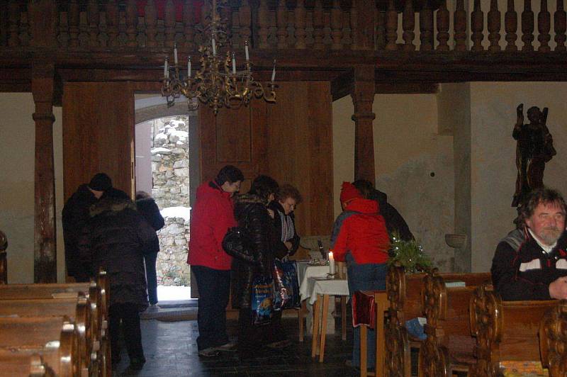 Pomoci malému devítiletému chlapci přišli lidé do kostela Povýšení svatého kříže v Hazlově. 