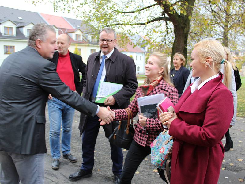 Své názory prezentovali lídři stran a hnutí kandidujících v Karlovarském kraji před veřejností v Bochově. A jak je publikum hodnotilo? Z průzkumu Deníku vyplynulo, že nejvíce zaujali Petr Zahradníček (TOP 09), Olga Haláková (KDU-ČSL) a Jan Bureš (ODS).