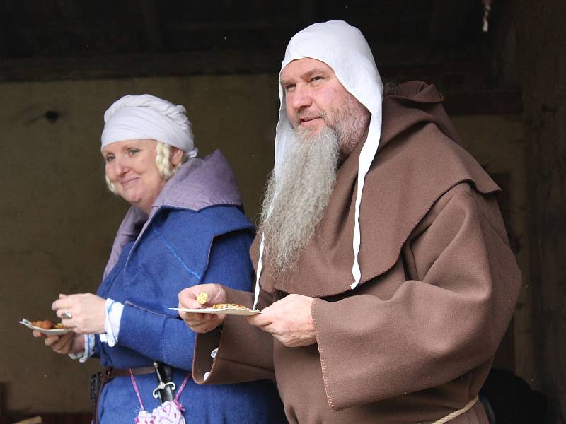 Středověká kuchyně, krčma nebo tanec. Tak vypadal předvánoční středověký jarmark na statku v Nové Vsi u Křižovatky.