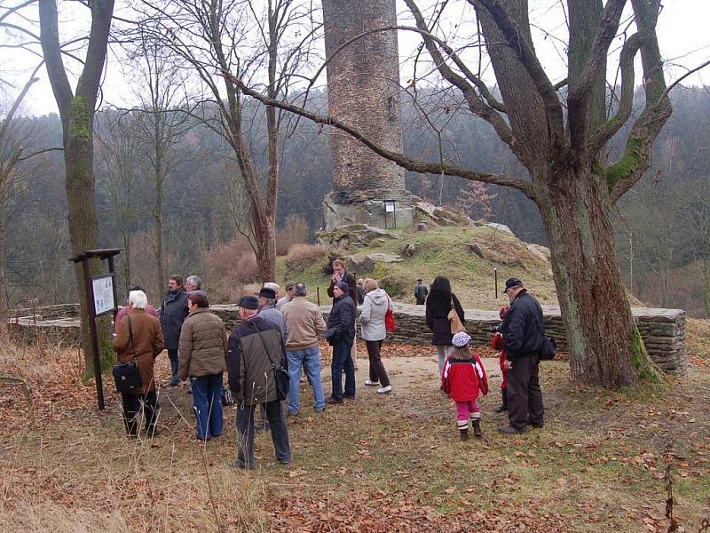 PŘI PRVNÍM otevření naučné stezky kolem pozůstatků bývalého hradu v Podhradí vzbudila velký obdiv historická konírna.