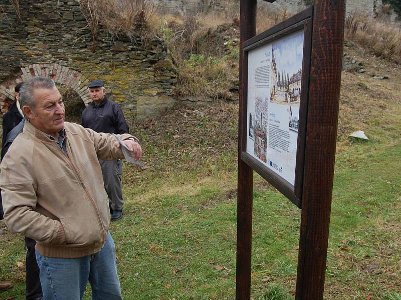 PŘI PRVNÍM otevření naučné stezky kolem pozůstatků bývalého hradu v Podhradí vzbudila velký obdiv historická konírna.