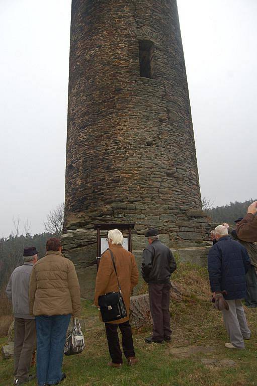 PŘI PRVNÍM otevření naučné stezky kolem pozůstatků bývalého hradu v Podhradí vzbudila velký obdiv historická konírna.