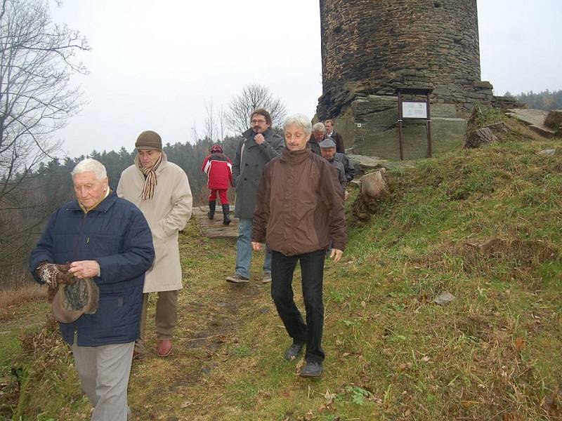 PŘI PRVNÍM otevření naučné stezky kolem pozůstatků bývalého hradu v Podhradí vzbudila velký obdiv historická konírna.