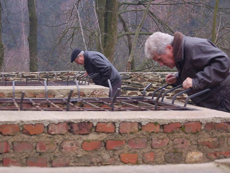 PŘI PRVNÍM otevření naučné stezky kolem pozůstatků bývalého hradu v Podhradí vzbudila velký obdiv historická konírna.