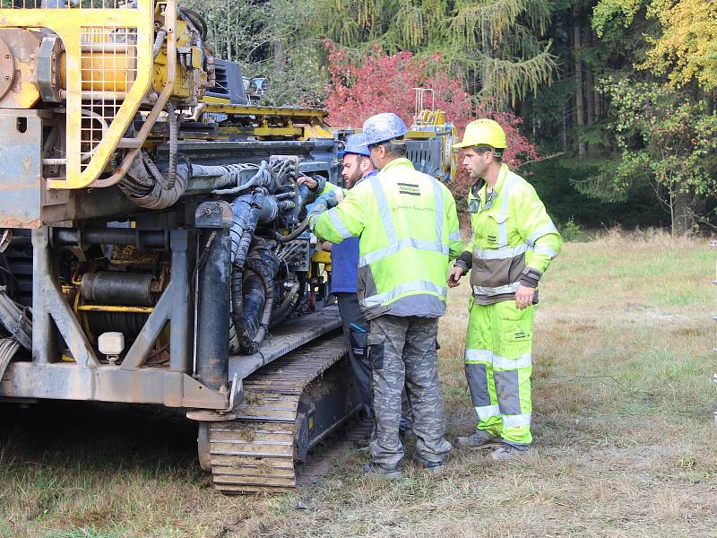 Vědci pomocí moderního stroje vyvrtali 400 metrů hlubokou jámu. Do ní posléze seismologové umístí seismometry, aby tak ještě více a podrobněji mohli sledovat západočeské seismické roje.