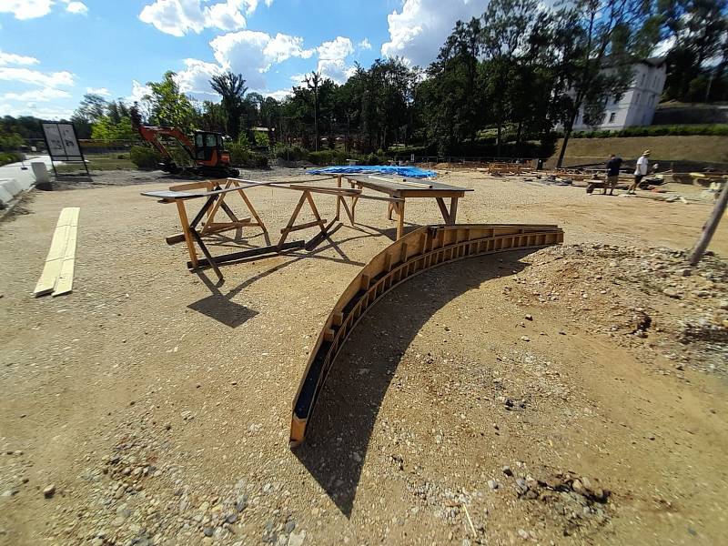 Skatepark je rozdělený zámkovou dlažbou na dvě části. „Té první se říká Plaza, je to velká plocha, která simuluje začátky skateboardingu v Americe. Jedná se o takzvaný Street," vysvětluje Jaroslav Šimáček.