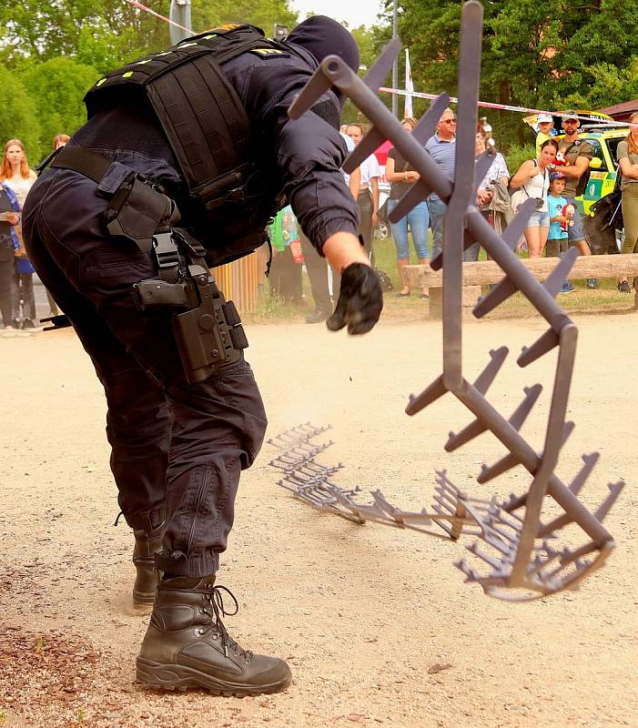 Adrenalin, bezpečí a prevence. Tak bychom mohli popsat akci Den zdraví a bezpečí na Krajince v Chebu, kterou Karlovarská krajská nemocnice, Komunitní centrum Chebsko uspořádali společně se složkami Integrovaného záchranného systému.