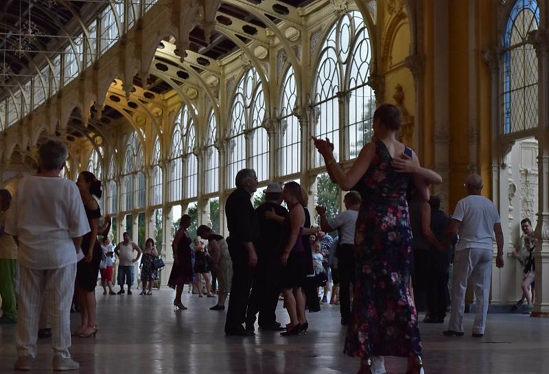 Argentinské tango tančili na kolonádě v Mariánských Lázních.