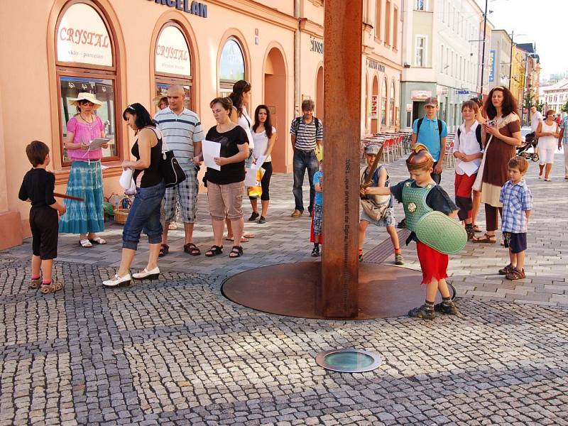 DĚTI Z MATEŘSKÉ ŠKOLY na Malém náměstí na Zlatém vrchu se snažily pátrat po chebské historii na náměstí Krále Jiřího z Poděbrad a na Chebském hradě. 